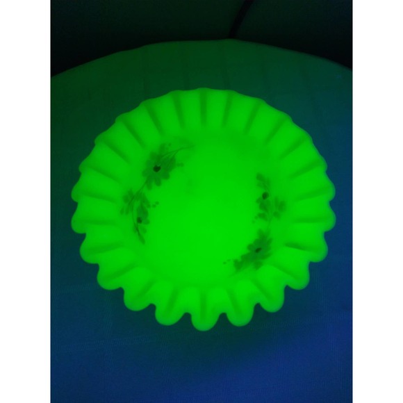 Fenton custard glass flowered compote, hand painted by C. Ash - Picture 2 of 8